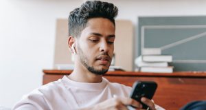 Dijital Müzik Platformlarında Müzik Dinlemenin Avantajları ve Dezavantajları dijital muzik platformlarinda muzik dinlemenin avantajlari ve dezavant