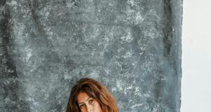 Moonstone Beyaz Keten Tasarım Oversize Kimono ve Oversize Desenli Saten Kipnoz Kırmızı Gömlek: Modern Şıklık ve Rahatlığın Buluştuğu Parçalar thekitsun4