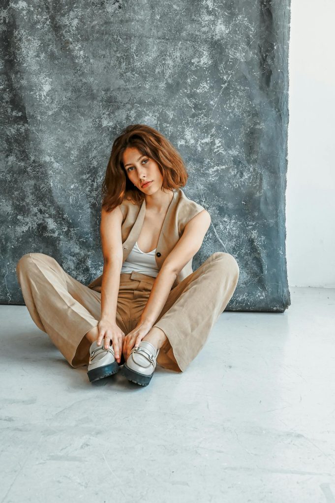 Moonstone Beyaz Keten Tasarım Oversize Kimono ve Oversize Desenli Saten Kipnoz Kırmızı Gömlek: Modern Şıklık ve Rahatlığın Buluştuğu Parçalar thekitsun4